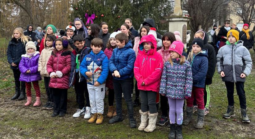 Közösség, béke és szeretet jegyében gyúlt fel az advent harmadik gyertyája Előszálláson