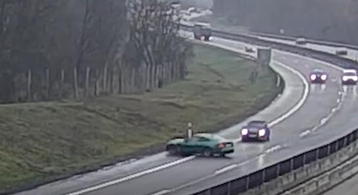 Egy pillanatnyi hiba is elég volt az M3-ason - VIDEÓ