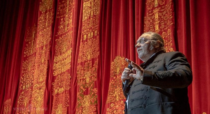 104 hímző varrta, most felavatták a Nemzeti Színház 167 m²-es díszfüggönyét