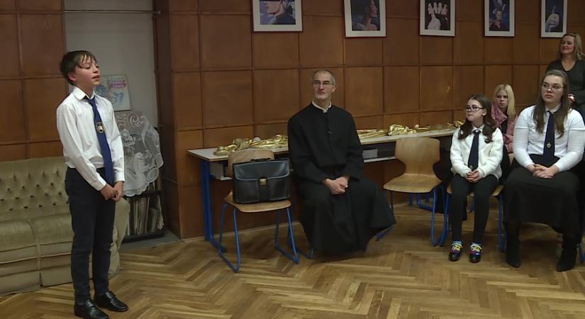 Karácsonyi ének- és versmondó versenyen a Piarista Iskolában