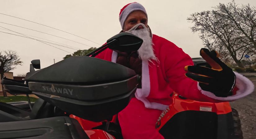 A mélykúti Mikulást nem kíséri száncsengő, de akár milliókat is érő borítékokat osztogat