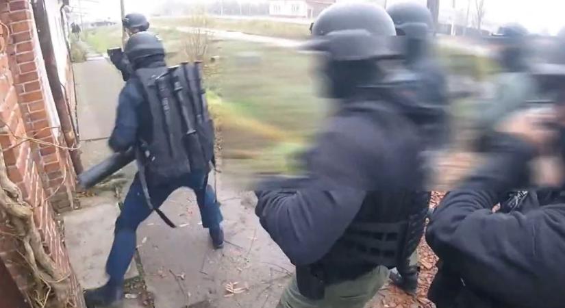 Körbevették a kommandósok az öcsödi házat – videón a brutális rajtaütés