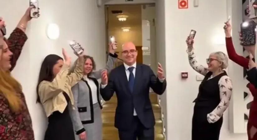 „Lassan akarlak megdugni, felkapcsolt lámpáknál” – ilyen zenére rajonganak Maruzsa Zoltánért a diáklányok egy TikTok-trendben