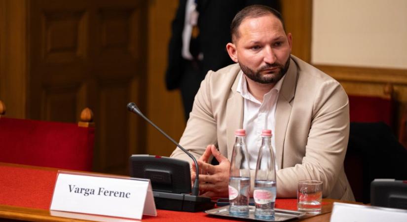 A DK a 24.hu cikkére hivatkozva követeli az összes végrehajtás leállítását