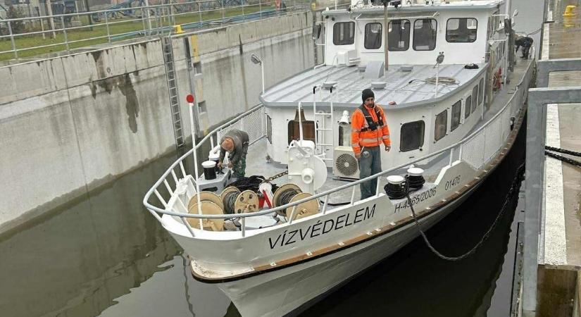 Téli romboló érkezett a Balatonra – egyelőre a dokkban pihen, de felkészülten várja a jégtáblákat