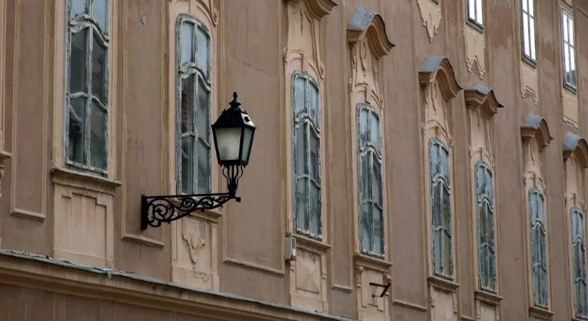 A könnyező gomba miatt a végóráit éli Győr ikonikus épülete, ahol Napóleon is megszállt