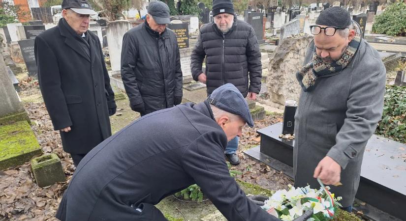 Megkoszorúzták tisztelői a 150 éve született FIFA-alelnök, Fischer Mór sírját