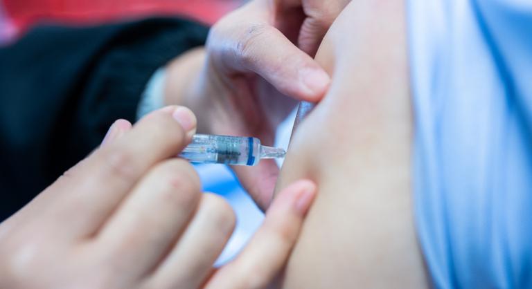 Hiány van az influenza elleni védőoltásból, a gyógyszertárak egyelőre nem tudnak újabb adagot rendelni