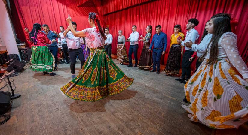 „Él még a parázs” – Szakmai konferenciát tartottak a roma tánckultúráról Felsőcsernátonban