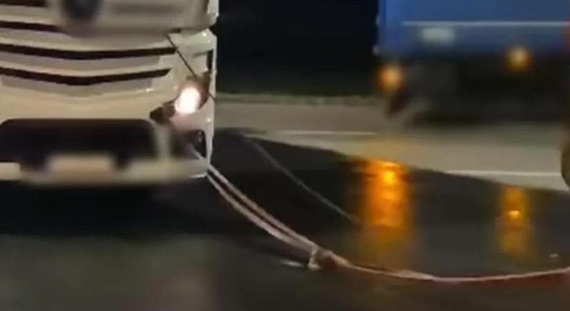 Nem semmi, mit láttak a rendőrök az M4-esen – videó