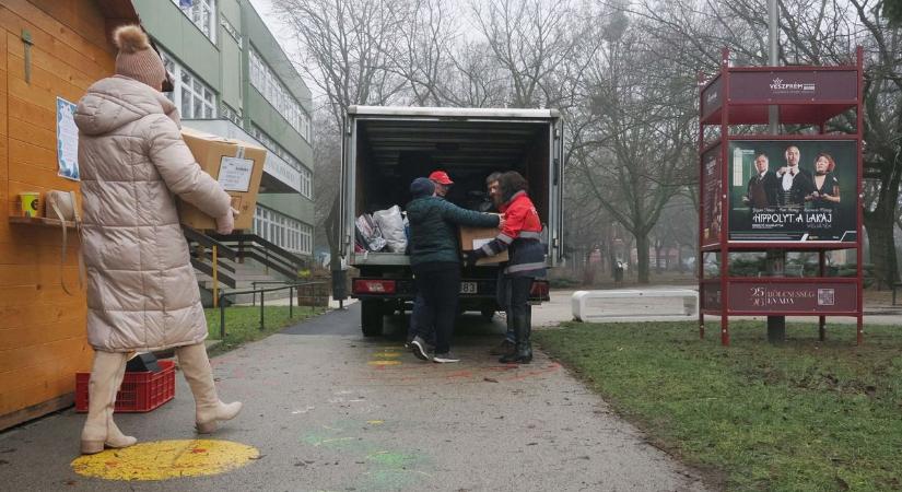 Adományokat gyűjtöttek rászoruló családoknak és menhelyi állatoknak (galéria)