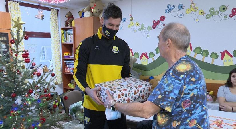 Kórházi látogatás: nem érkeztek üres kézzel a kézilabdázók