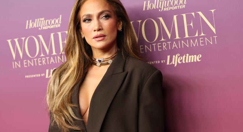 Ők Jennifer Lopez ritkán látott nővéri – gyönyörű édesanyjuk 80. születésnapi partiján pózoltak együtt