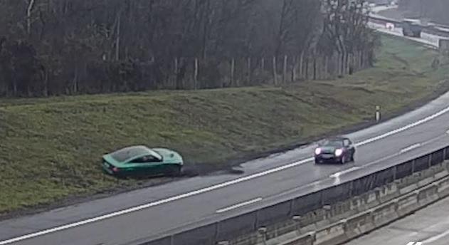 Egy rossz mozdulat és máris pörögve sodródott az autós az M3-ason – videó
