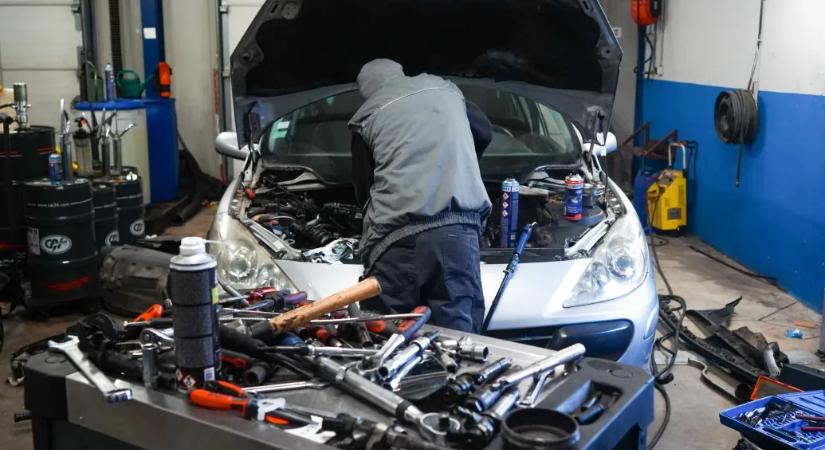 Milyen hibát okozhat, ha benzin helyett víz kerül egy autó tankjába?