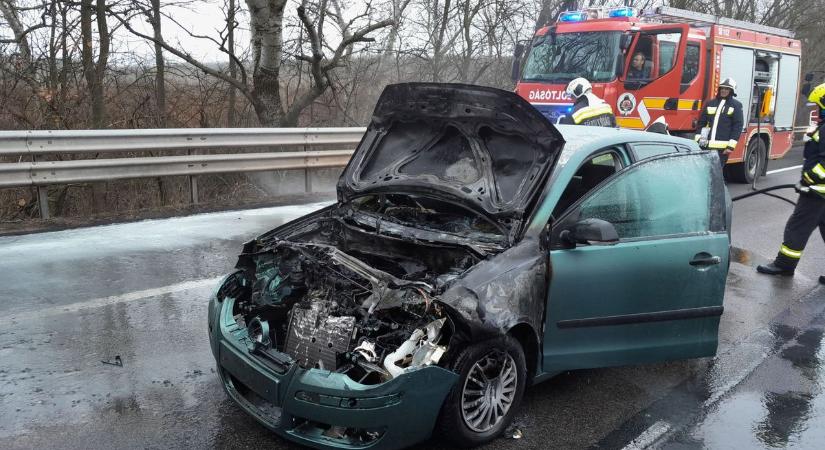 Baleset az M7-esen: kigyulladt egy autó motortere (galéria)