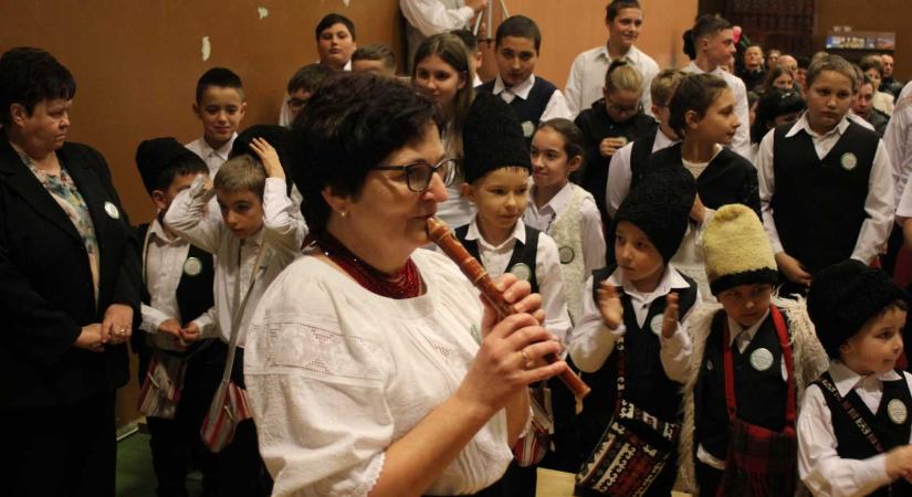 Kettős ünnepet ültek Kézdiszentkereszten: iskolai évforduló és falumonográfia bemutatója