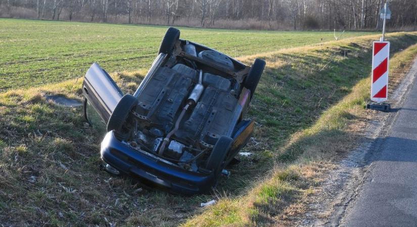 Újabb baleset Baranyában: az oldalára borult egy gépkocsi