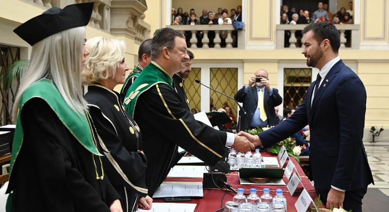 Kapu Tibor volt a Debreceni Egyetem agrárkari diplomaosztójának sztárja