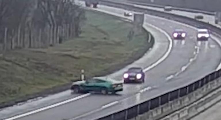 Korrigálni próbált, az árokban kötött ki egy autós az M3-ason