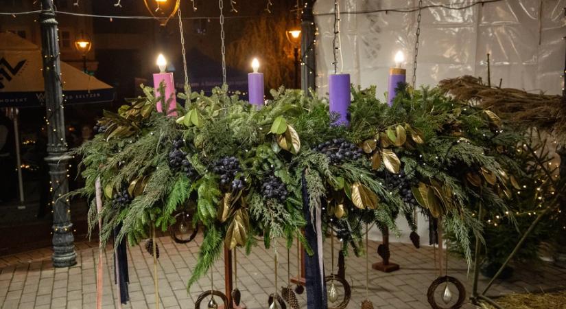 Fellobbant az öröm gyertyája az Adventi Forgatagon