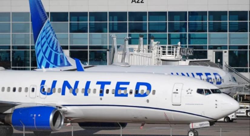 Meghibásodott egy repülő hajtóműve, halálra rémültek az utasok – videó