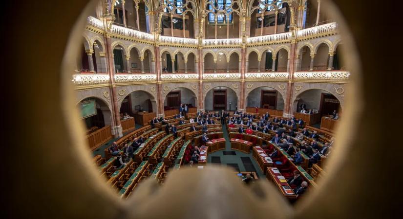 Szőlő utca, fővárosi csőd elleni hitel: két rendkívüli ülés is lesz szerdán a parlamentben