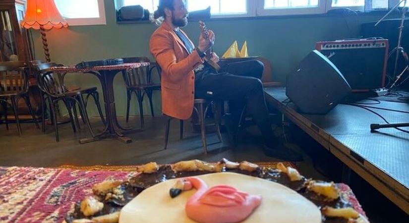 Kádár L. Gellértnek bejött a flamingós csokitorta –recept