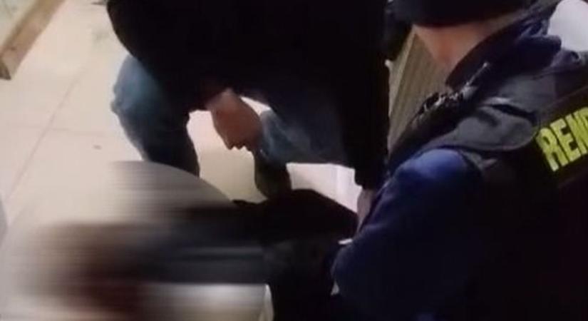 Így teperték földre a rendőrök elől menekülő gyöngyösi férfit - videón az elkapás