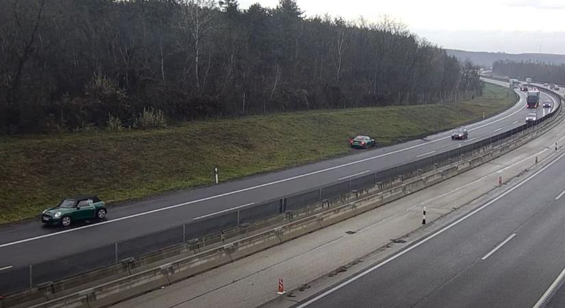 Jó ég, mit csinált a BMW-s az M3-ason! Ember nincs, aki ezt innen megmenti, videón a baleset