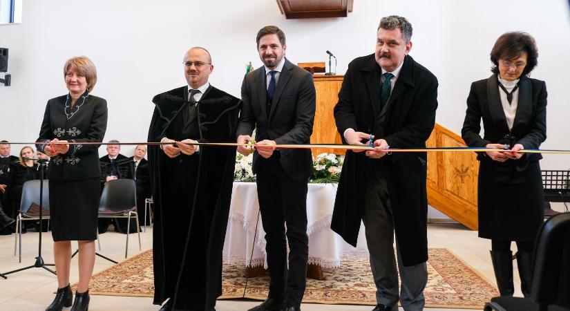 Megszólalt a 400 éves harang a hadadi új református templomban