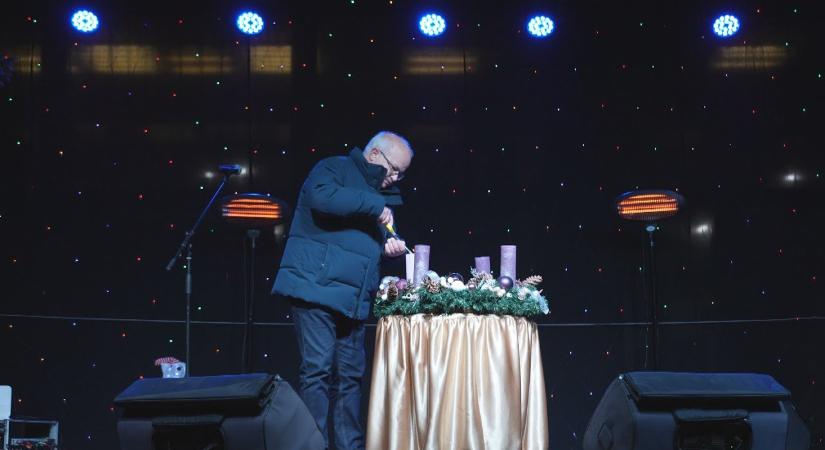 Fellobbant a harmadik gyertya, az öröm lángja