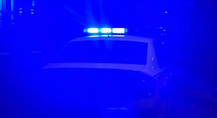 Késsel fenyegetve kényszerítették, hogy fűrésszel vágja le a felesége haját