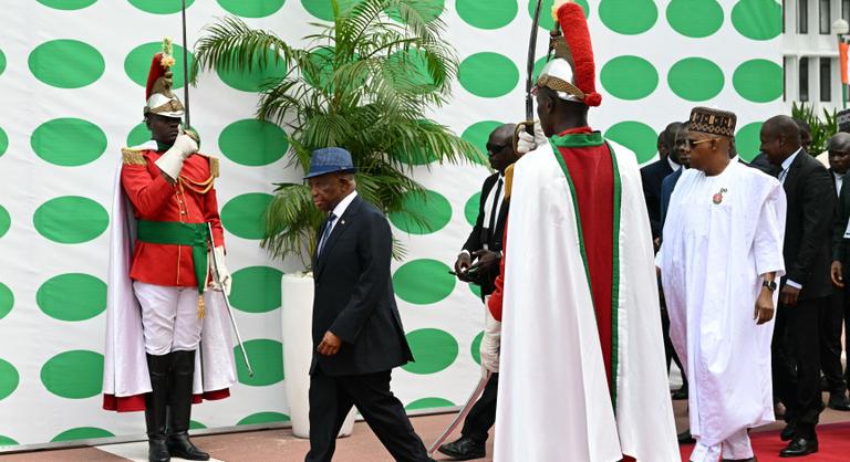 Kitört a botrány az elnök 3 milliárdos luxusvillája és magánrepülőzései miatt