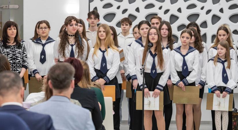 Fehérvári Angyalok csaltak mosolyt a rászoruló gyermekek arcára (videó, galéria)