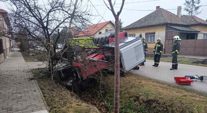 Drámai felvételen a mentés pillanatai, egy árokba borult traktorhoz siettek a tűzoltók – videóval