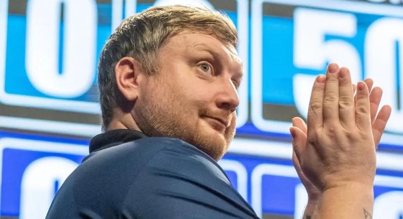 A darts-vb őrjöngő játékosa véresre verte a saját kezét