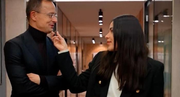 Gáspár Evelin most Isztambulból jelentkezett be Szijjártó Péter oldalán