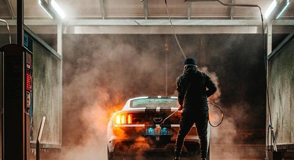 Hihetetlen felvétel: percek alatt tűntek el az autómosó alkatrészei