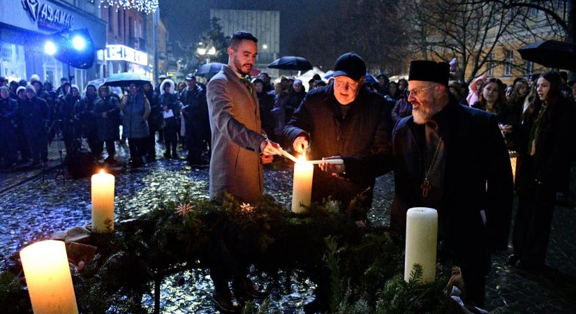 A betlehemi békelángról lobbant fel az öröm lángja Beregszász adventi koszorúján