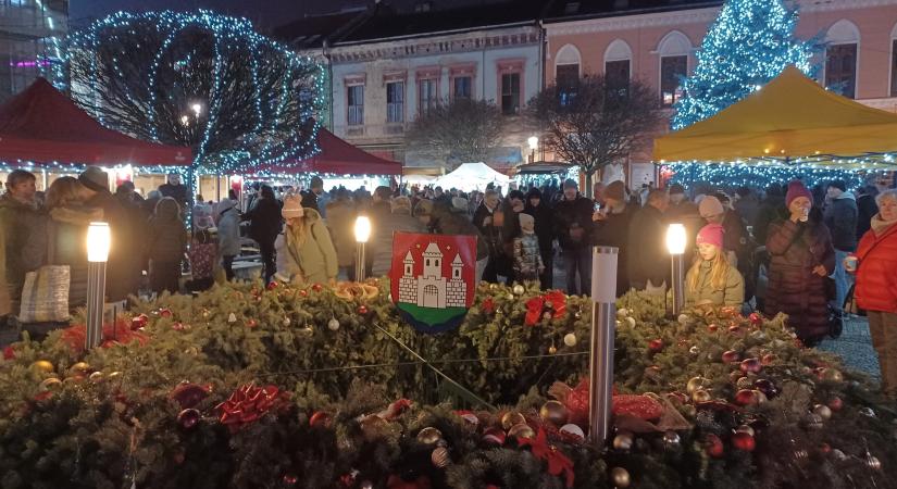 Komáromban is felvillant az öröm gyertyalángja – Képekkel