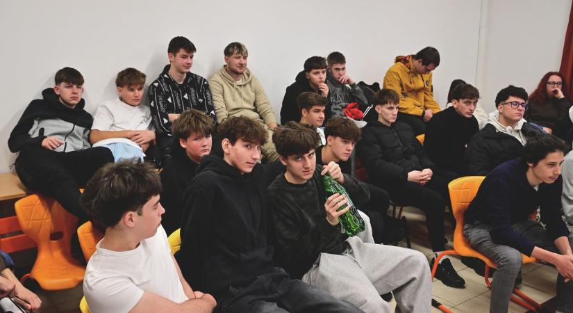 A diákok csak néztek, amikor belépett a tanterembe ez a hétmilliós robot – videóval