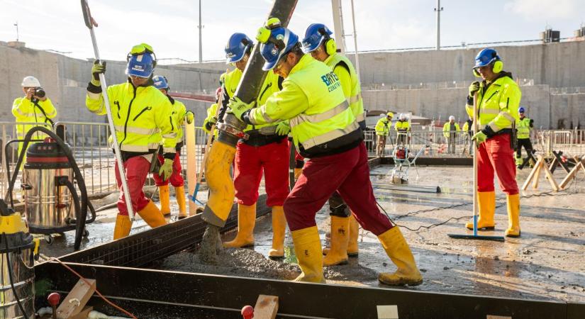 Zajlanak az első beton öntésének előkészületei