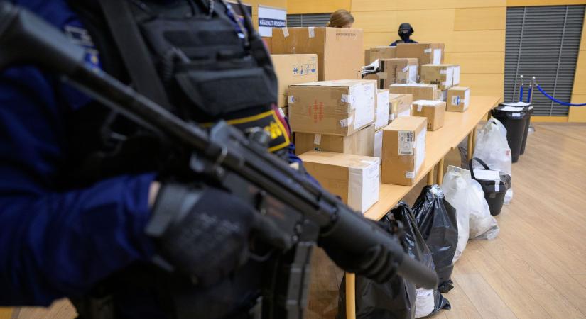 Több mint 300 kiló drogot rejtettek a sporttáskák