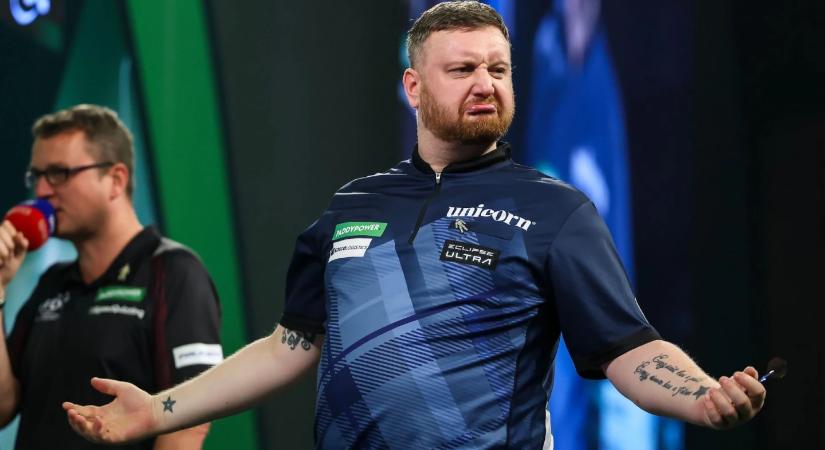 Kikapott, szétverte az asztalt - súlyos büntetésre számíthat a skót dartos