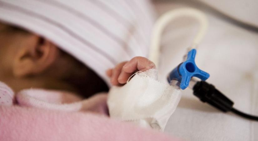 TASZ: Az állam nem árulja el, hány baba van magára hagyva a kórházakban