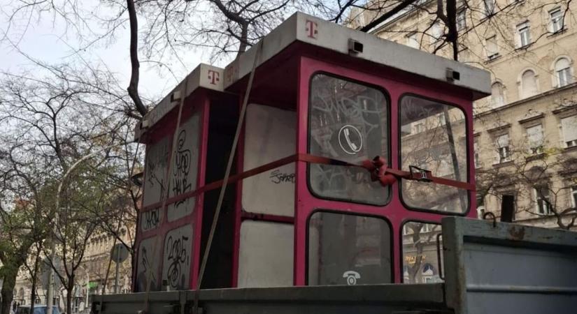 Több lepusztult telefonfülkét is eltüntettek Budapestről – a nagyja azonban még hosszú ideig az emberek nyakán maradhat