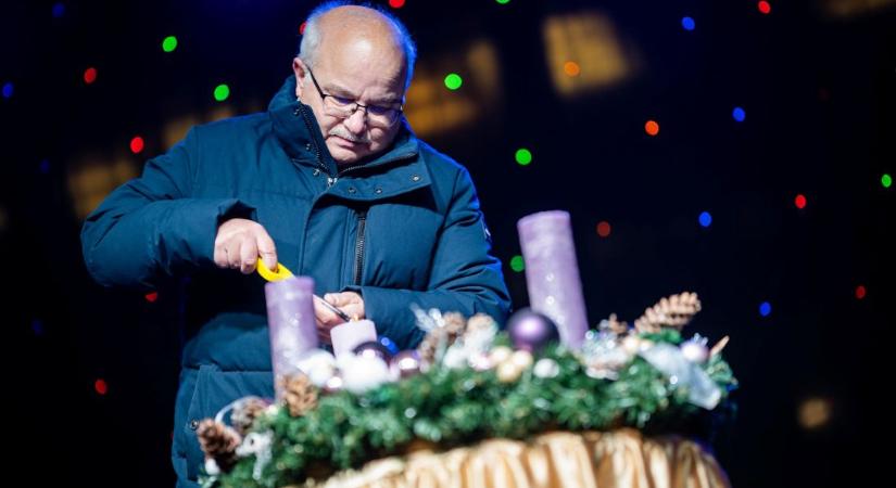Fellobbant a harmadik gyertya az adventi koszorún
