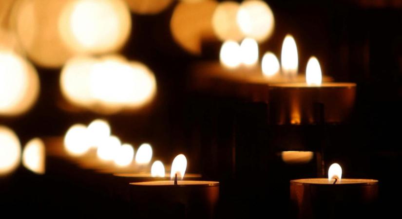 Búcsú a vasi futballistától: gyertyagyújtással emlékeznek az autóbalesetben elhunyt sportolóra