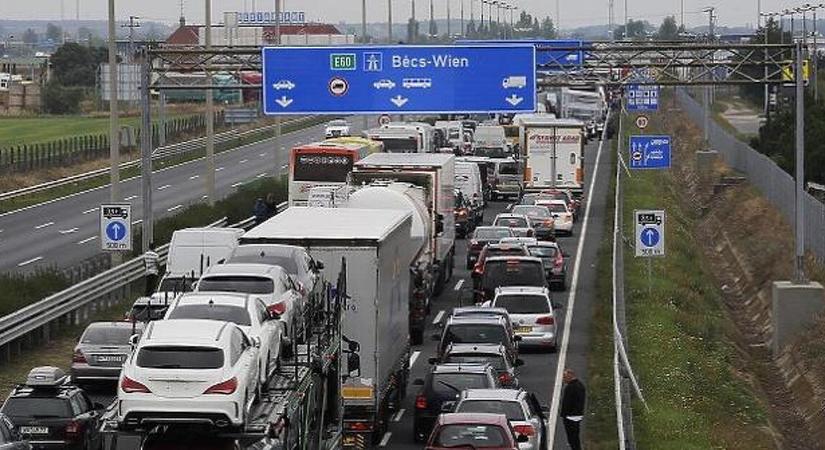Lázár Jánosék megint a Strabag körmére néznek